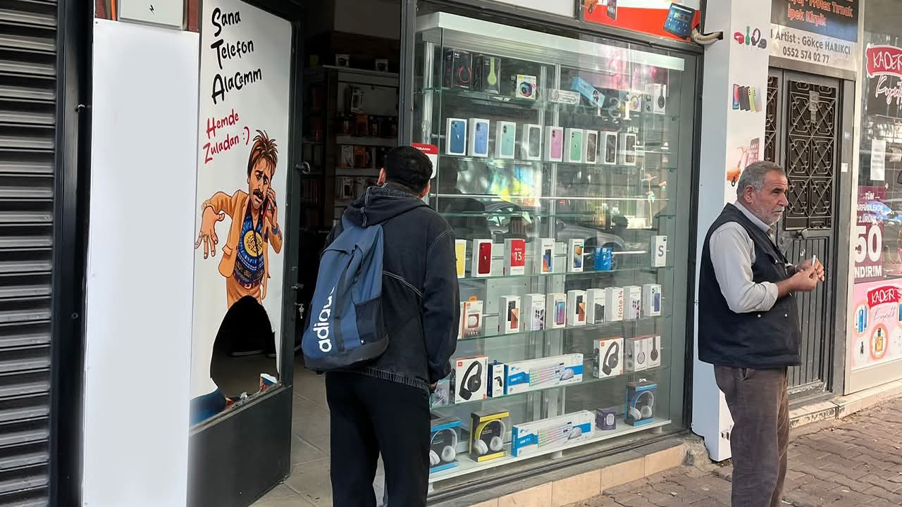 Adıyaman’ın Göbeğinde Şok Hırsızlık! Telefoncuyu Taşlayıp Onlarca Telefon Çaldılar!