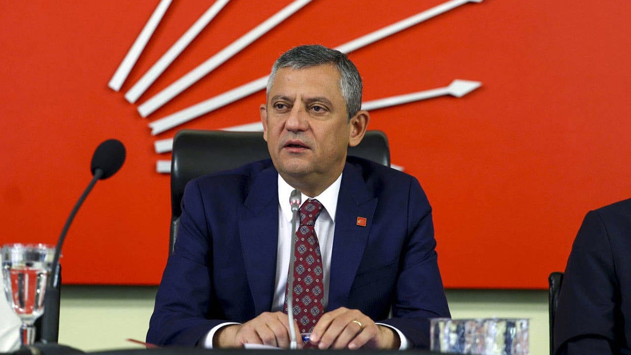 Özgür Özel: “İddianame yokken, delil yokken arkadaşlarımız 200 gündür içeride — Erdoğan’ı canlı yayına davet ediyorum”