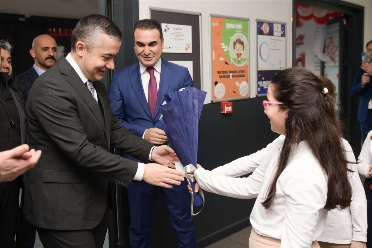  Başkan Vekili Aksoy Miniklerin Karne Heyecanına Ortak Oldu