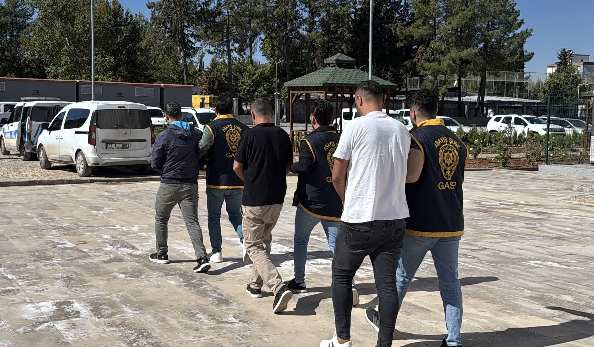 Adıyaman’da adliye önünde silahlı pusu! Husumetliler birbirini beklerken polis son anda yakaladı