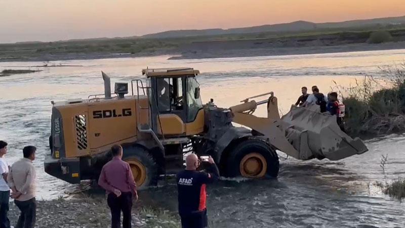 Batman Çayı'nda Mahsur Kalan 25 Kişi Kepçe Yardımıyla Kurtarıldı
