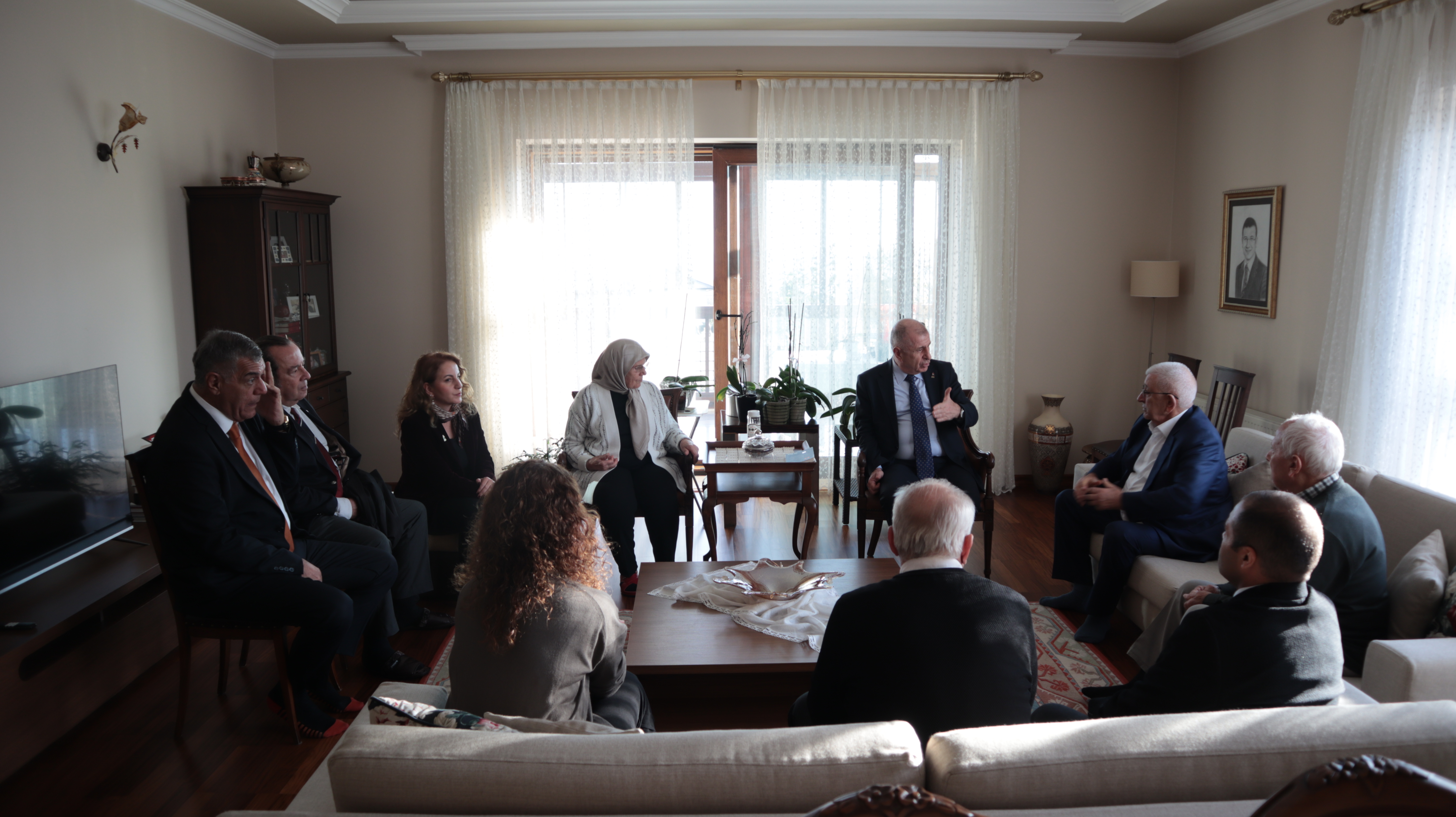 Ümit Özdağ’dan İmamoğlu Ailesine Ziyaret: “En Kısa Zamanda Oğullarına Kavuşmalarını Dilerim”