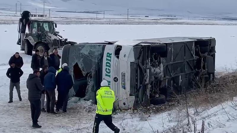Kars'ta Yolcu Otobüsü Şarampole Yuvarlandı: 23 Yaralı