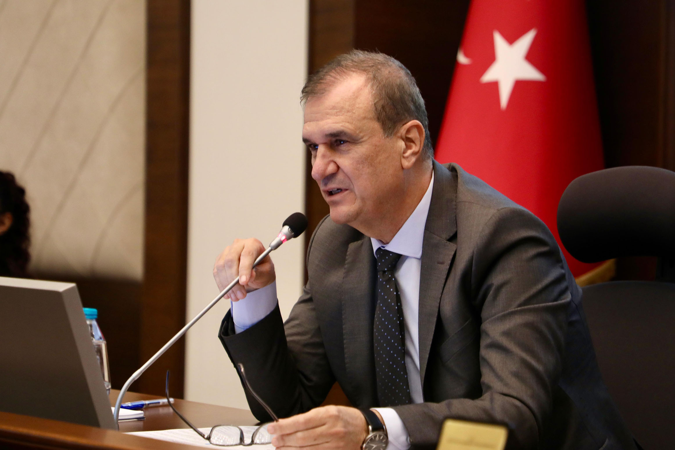 "Herkese eşit mesafede hizmet etmek vicdani borcumuzdur"
