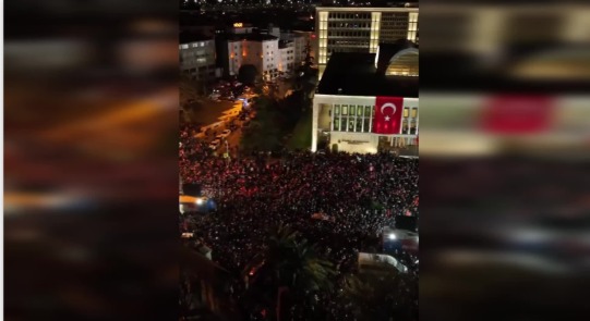 Ekrem İmamoğlu'ndan Saraçhane’deki Kalabalığa Mesaj: "Bu Millet Büyüktür"
