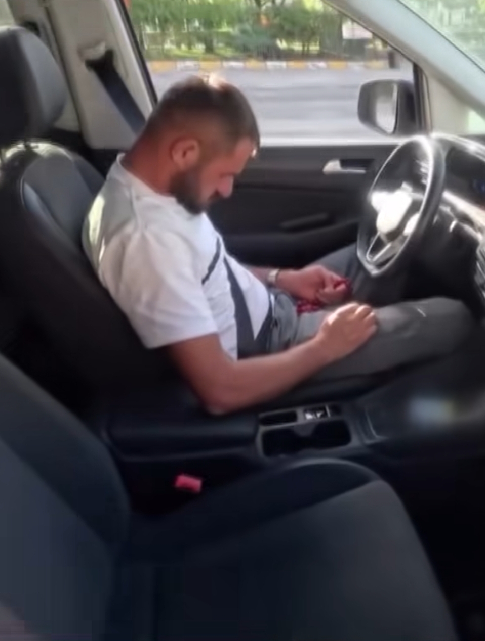 Ankara’da Direksiyon Başında Uyuyan Sürücüyü Motosikletli Uyandırdı!