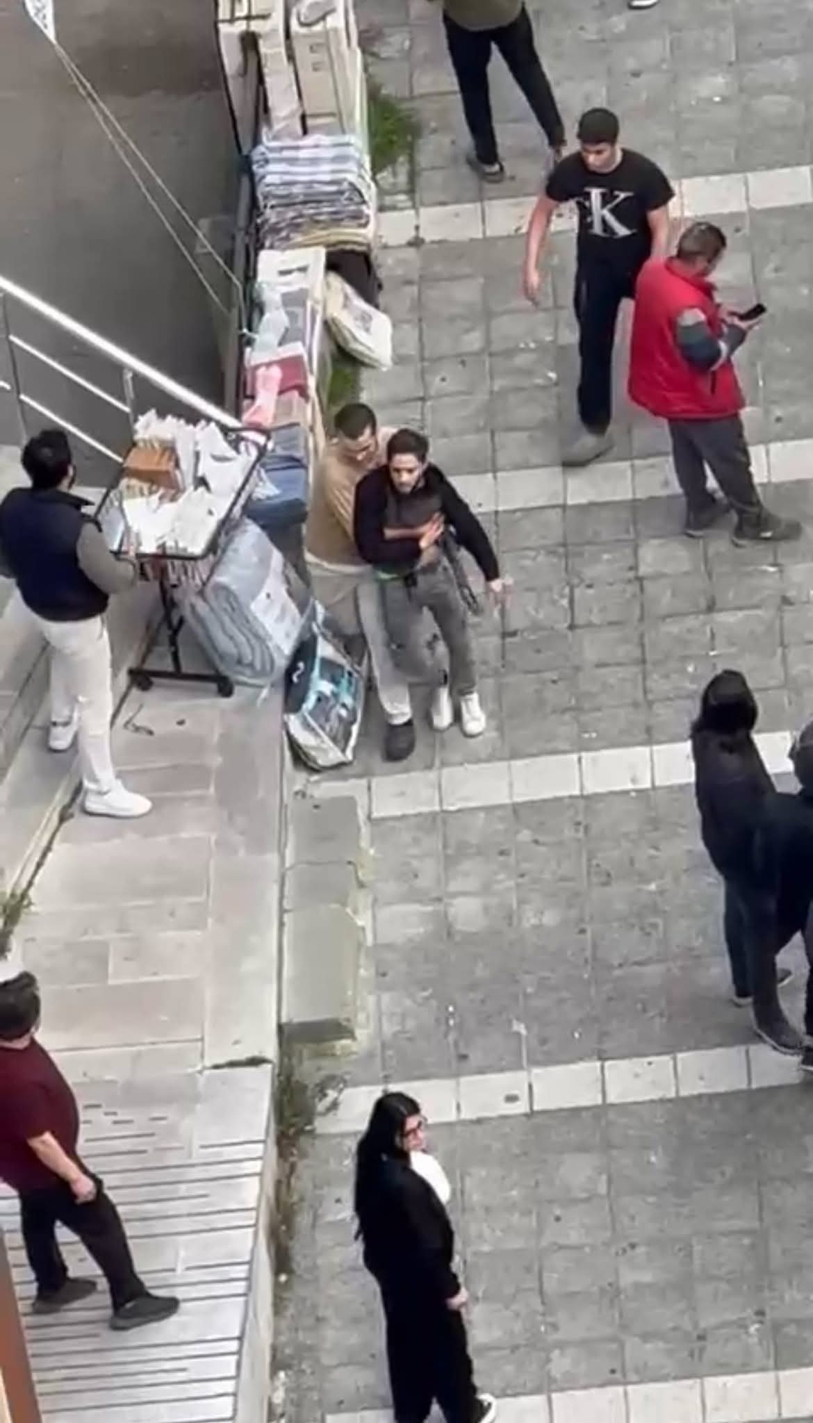 AGABEY, KIZ KARDEŞİNİ RAHATSIZ ETTİKLERİ ÖNE SÜRÜLEN İKİ KİŞİYİ BIÇAKLADI: SOKAK KARIŞTI