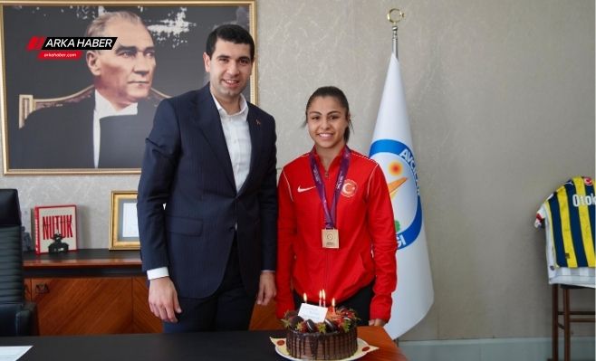 Avcılar Belediye Spor'un altın kızı, U15 Avrupa Güreş Şampiyonası'ndan zirvede