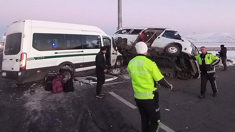 Kars'ta Minibüs Kazası: 27 Yaralı