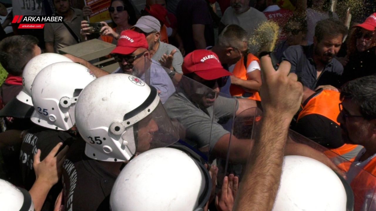 Menemen Belediyesi'nde İşten Çıkarmalar Protesto Ediliyor: Polis Müdahalesiyle Tansiyon Yükseldi