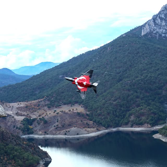 Türk Hava Kuvvetleri'nin Cesur Gösterisi Gökyüzünde Göz Kamaştırdı