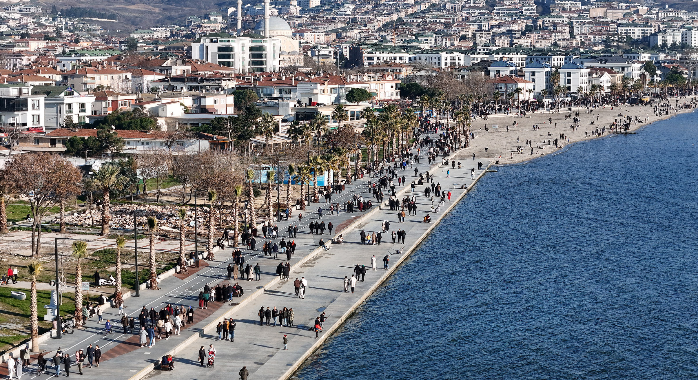 Güneşli yılın ilk gününde Büyükçekmece sahilleri doldu taştı