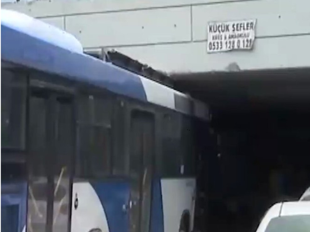 Etimesgut'ta EGO Otobüsü Köprüye Sıkıştı