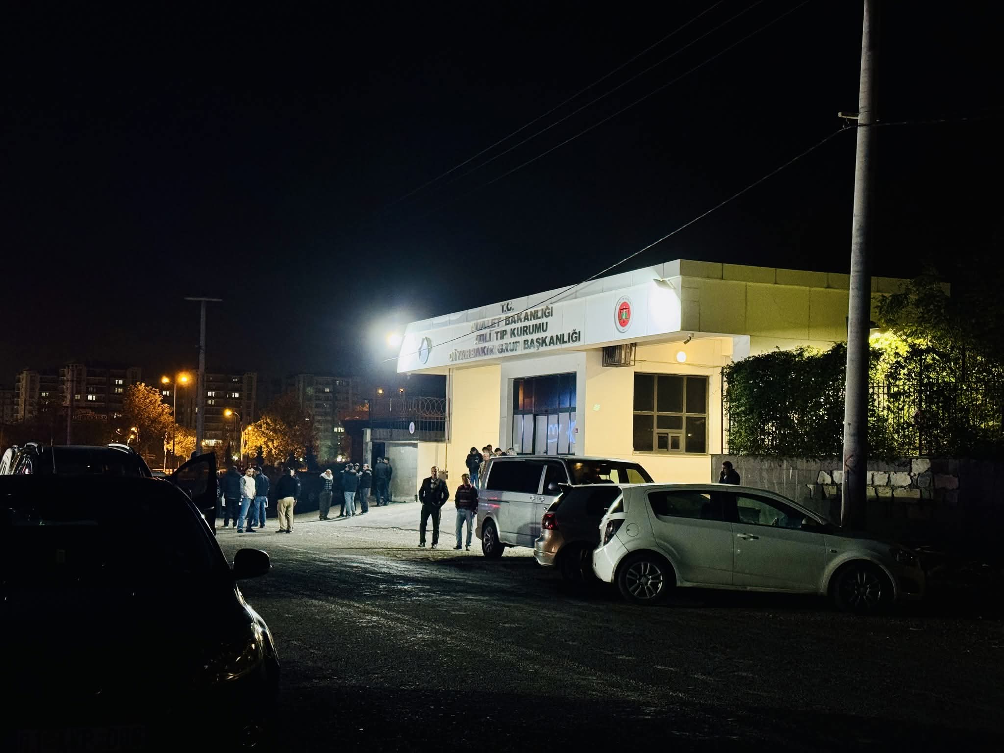 Diyarbakır’da Düğün Salonı Çıkışında Silahlı Kavga: 1 Ölü, 1 Yaralı!