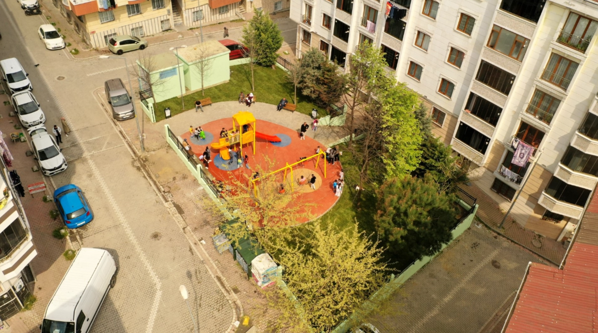 Esenyurt Belediyesi yangında zarar gören parkı yeniledi