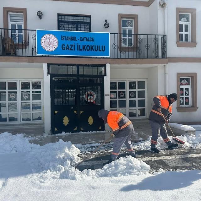 Çatalca Belediyesi Okul Bahçelerinde Karla Mücadele Çalışması Başlattı