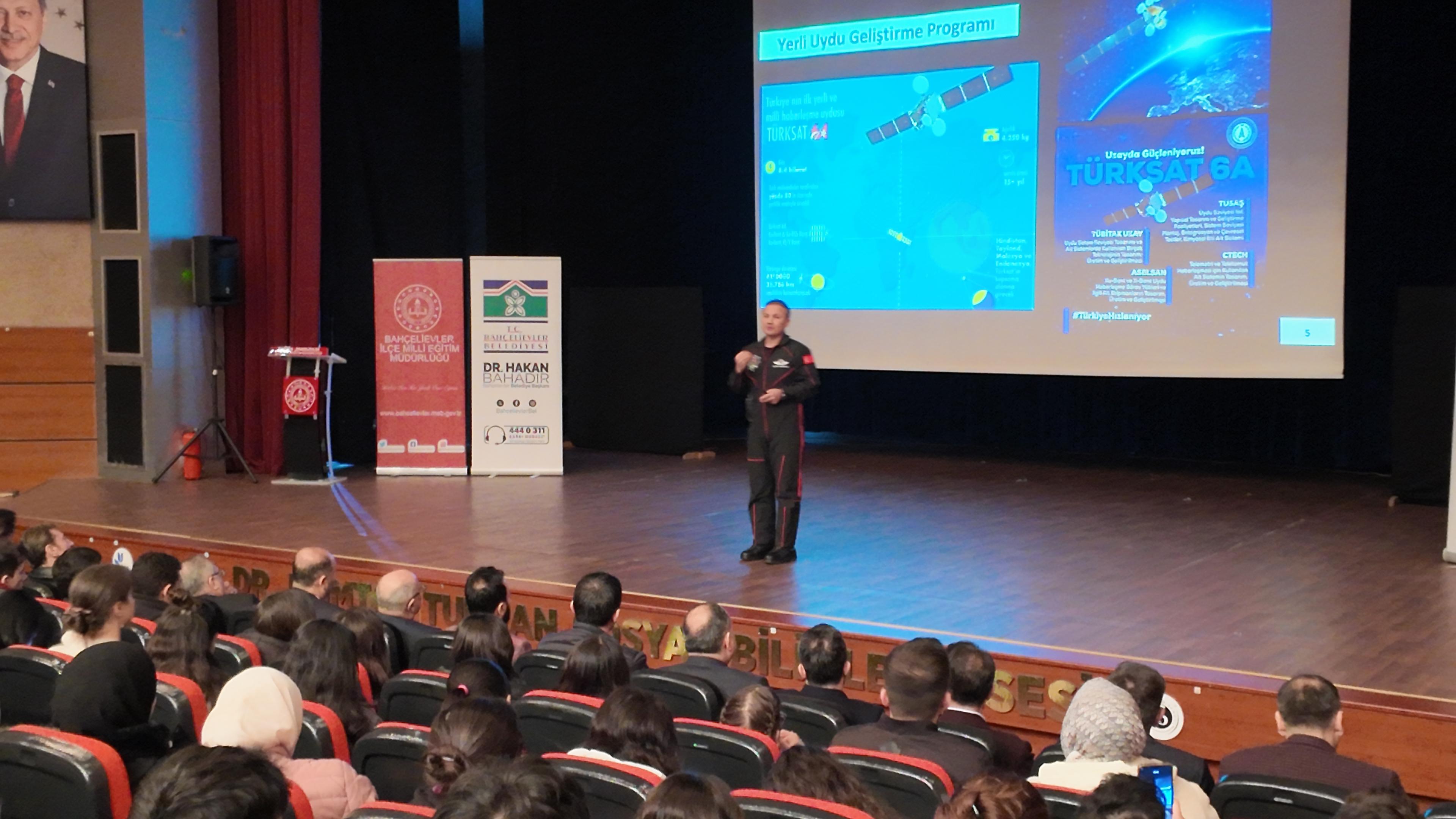 Türkiye’nin İlk Astronotu Alper Gezeravcı, Bahçelievler’de Öğrencilerle Buluştu