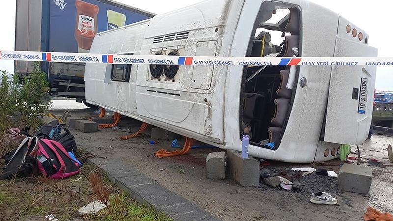Balıkesir'de Öğrenci Servisi ile TIR Çarpıştı: 3’ü Ağır, 28 Yaralı