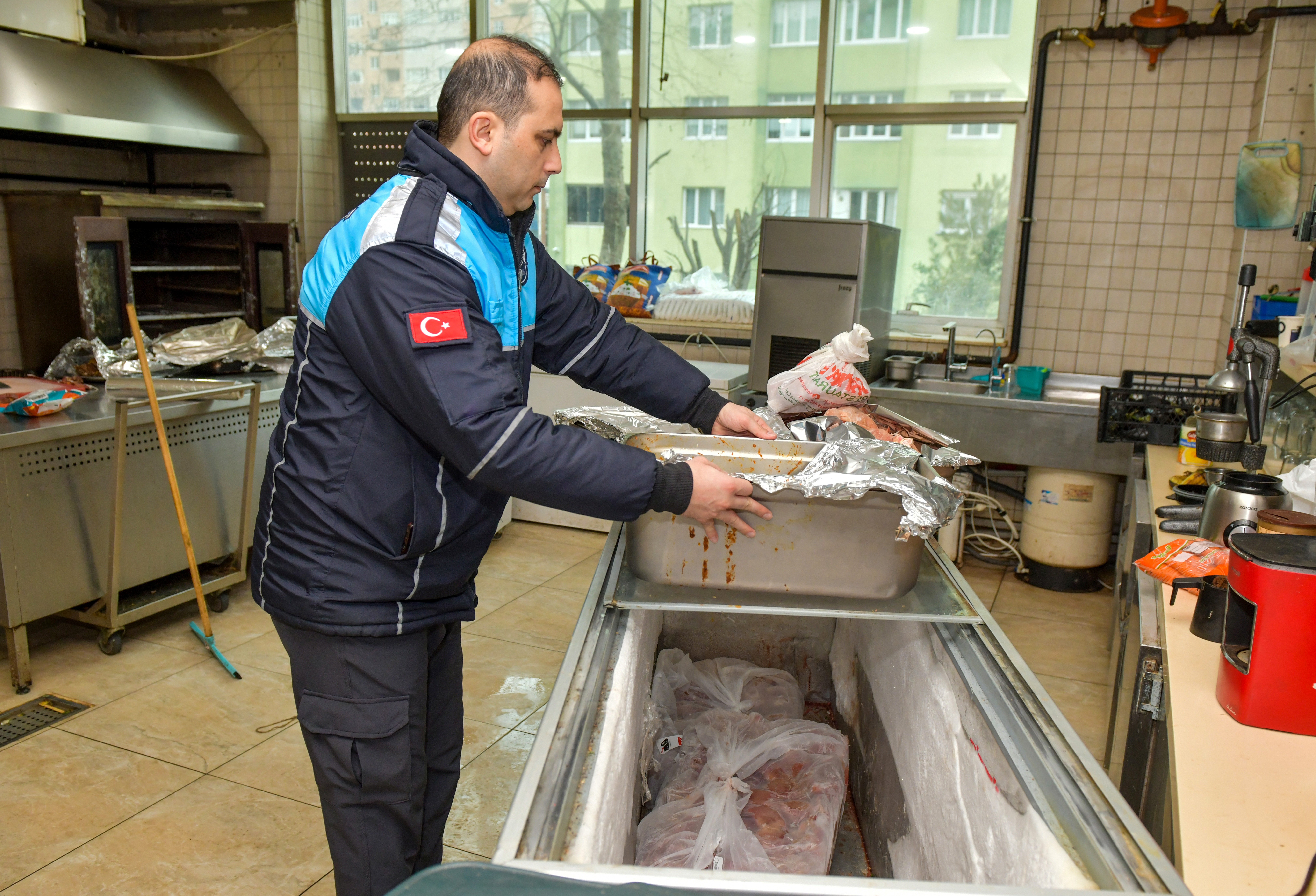 Esenyurt Zabıtası’ndan Sıkı Denetim: Belgesiz Et Kullanan Restoran Mühürlendi