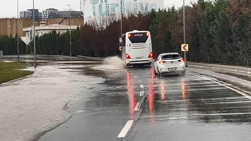 Bakırköy'de Su Borusu Patladı, Yollar Su Altında Kaldı