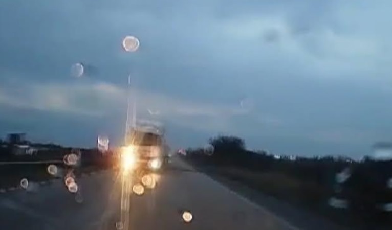 Kaza Yapan Tanker Karşı Şeride Geçti: Trafik Tehlikeye Girdi