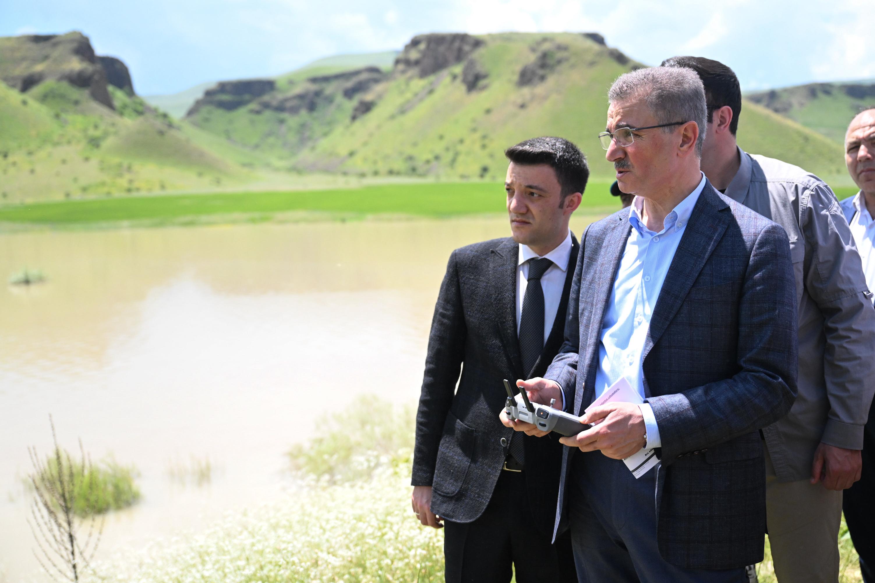 Erzurum'da Kayıp Genç İçin Umutlu Bekleyiş Sürüyor: Vali Aydın Baruş Arama Çalışmalarını Yerinde İnceledi