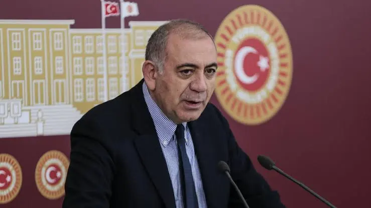 Gürsel Tekin’den CHP’den İhraç Kararına Sert Tepki: “Bizi Değil, Vicdanlarını İhraç Ettiler”