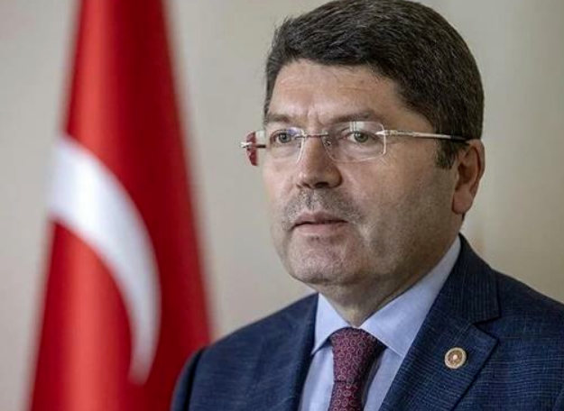 Adalet Bakanı'ndan Bayrak Saldırısına Karşı Hukuki Harekât: Soruşturma Başlatıldı!