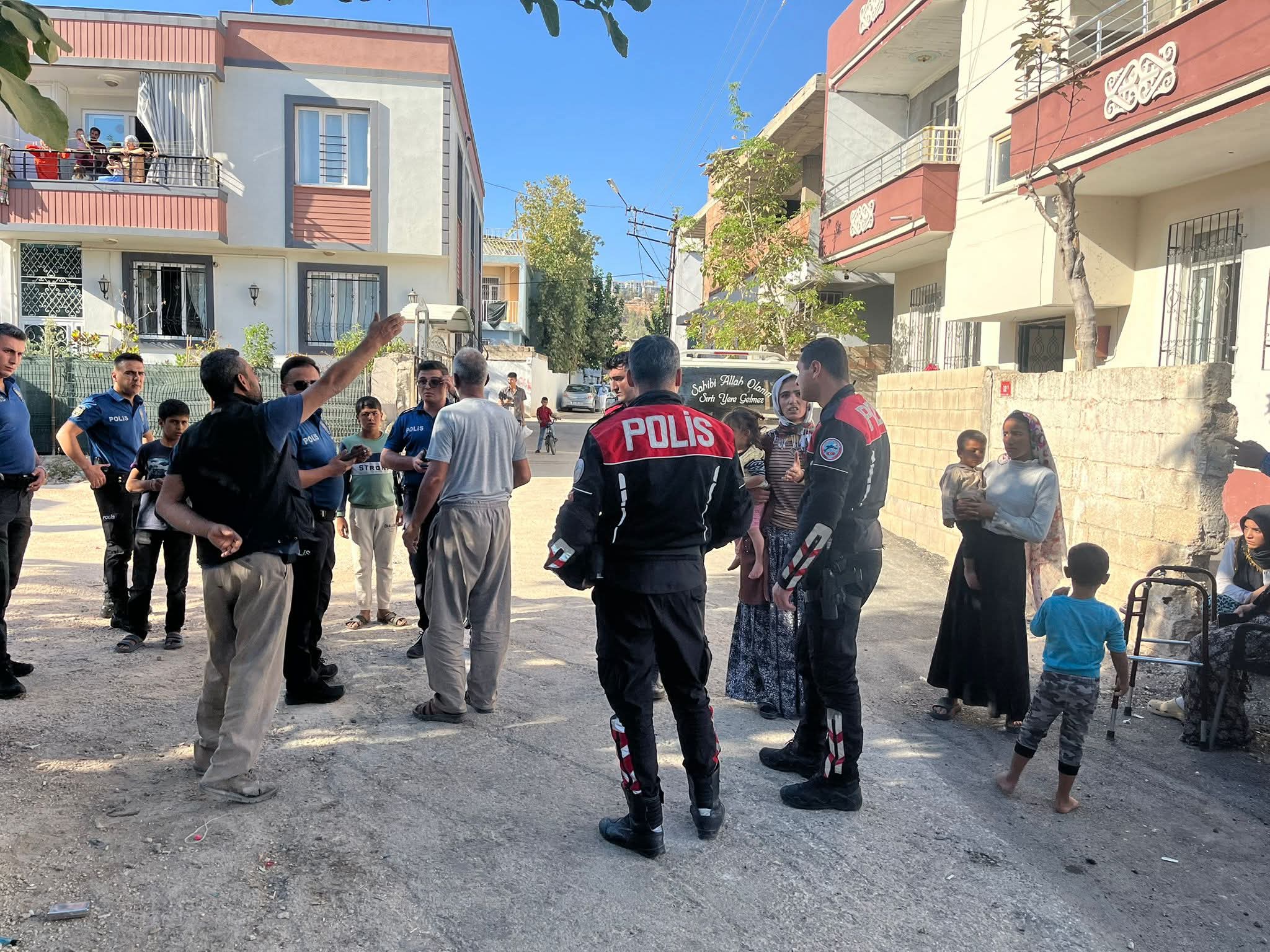 Adıyaman’da Otomobile Pompalı Tüfekli Saldırı: İki Saldırgan Her Yerde Aranıyor!