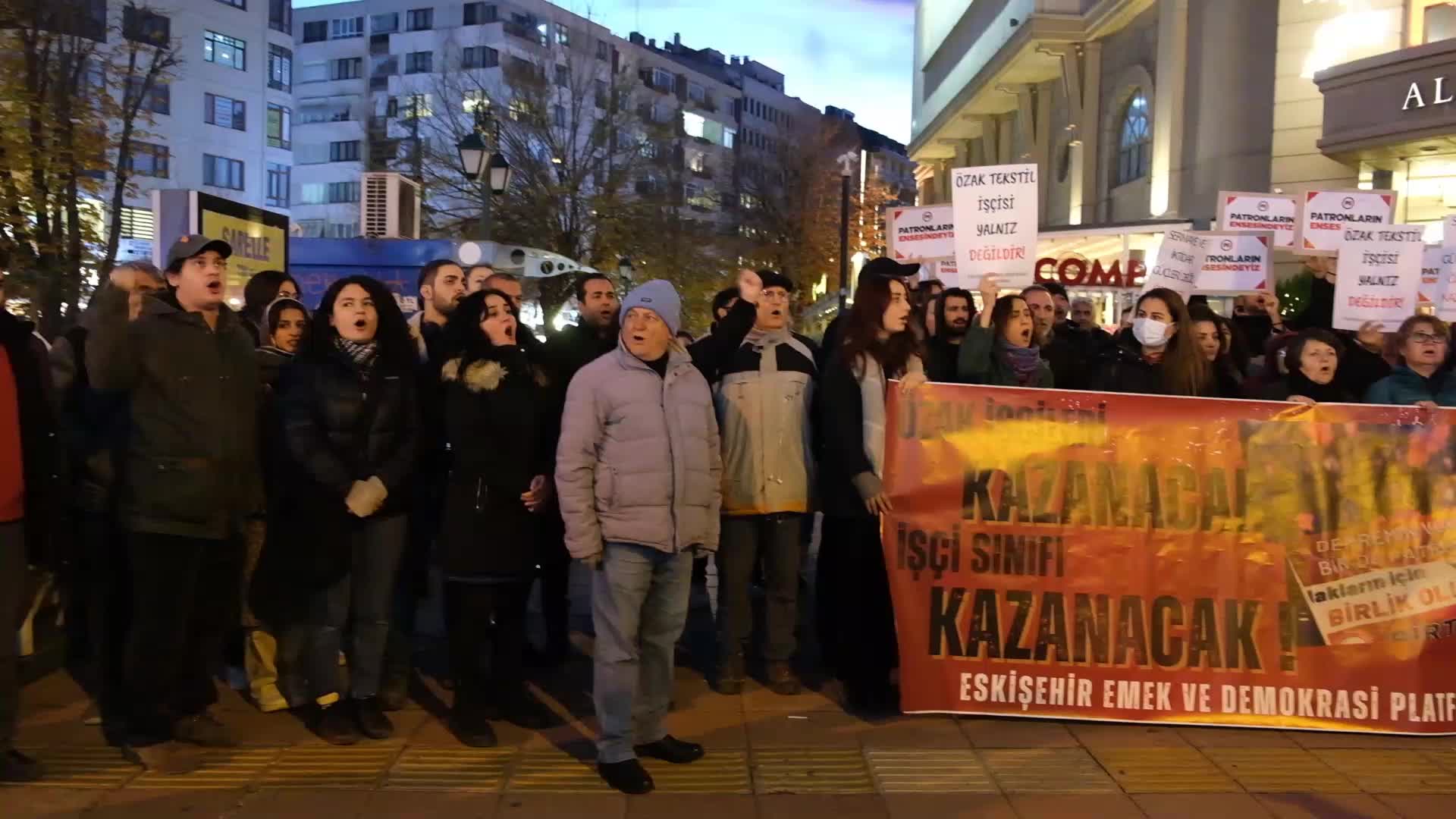 ESKİŞEHİR’DE ÖZAK TEKSTİL İŞÇİLERİNE DESTEK YÜRÜYÜŞÜ DÜZENLENDİ